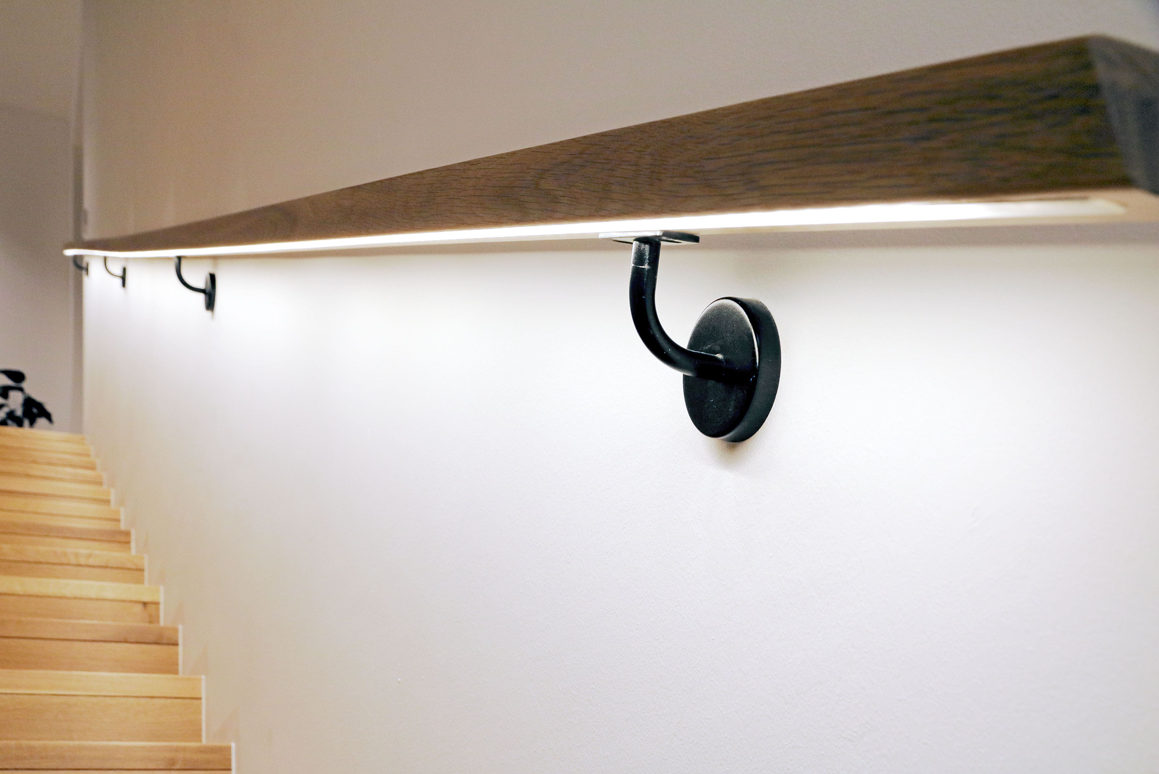 Moderne Betonstiege mit Holzverkleidung und indirektem Licht - Bild 3