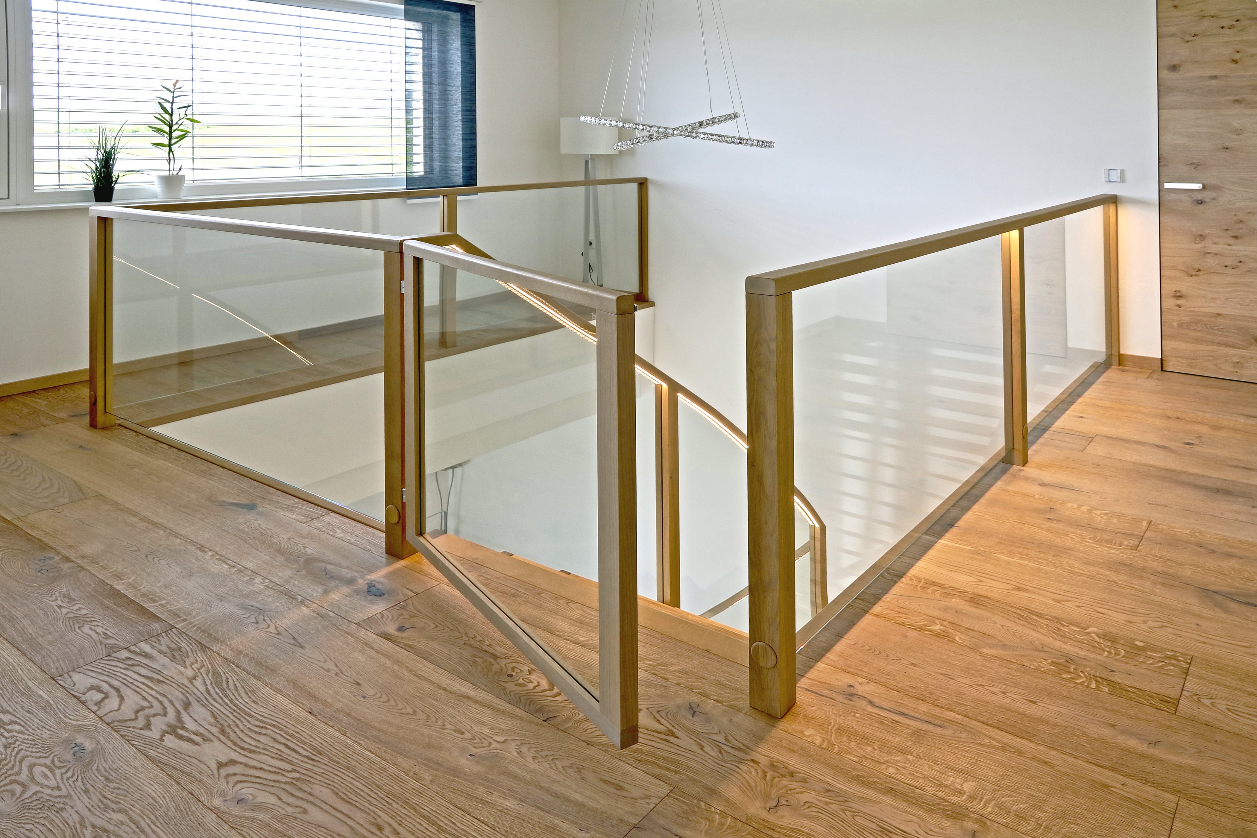 Minimalistisches Geländer aus Eiche und Glas