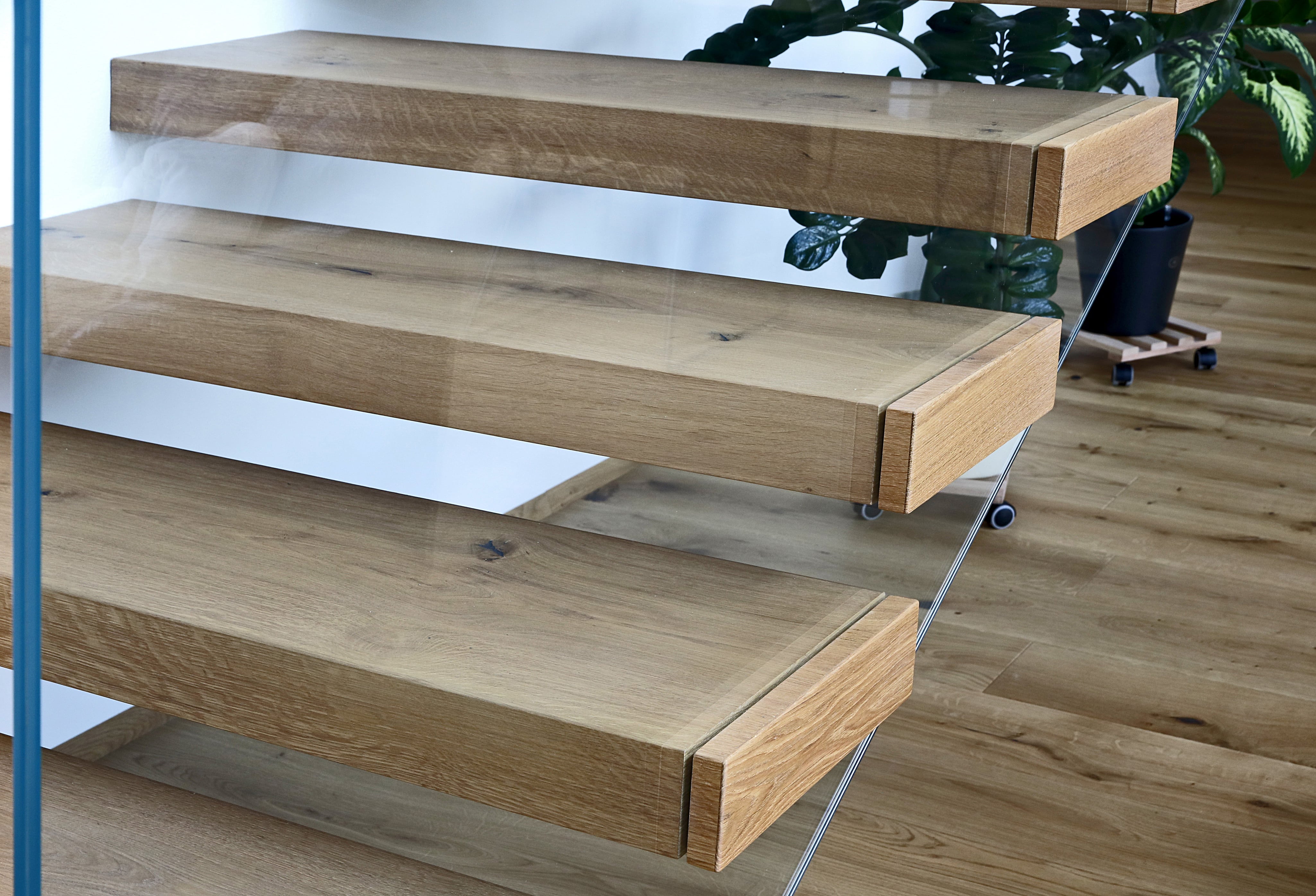 Freitragende Holztreppe mit Glaswand - Bild 2