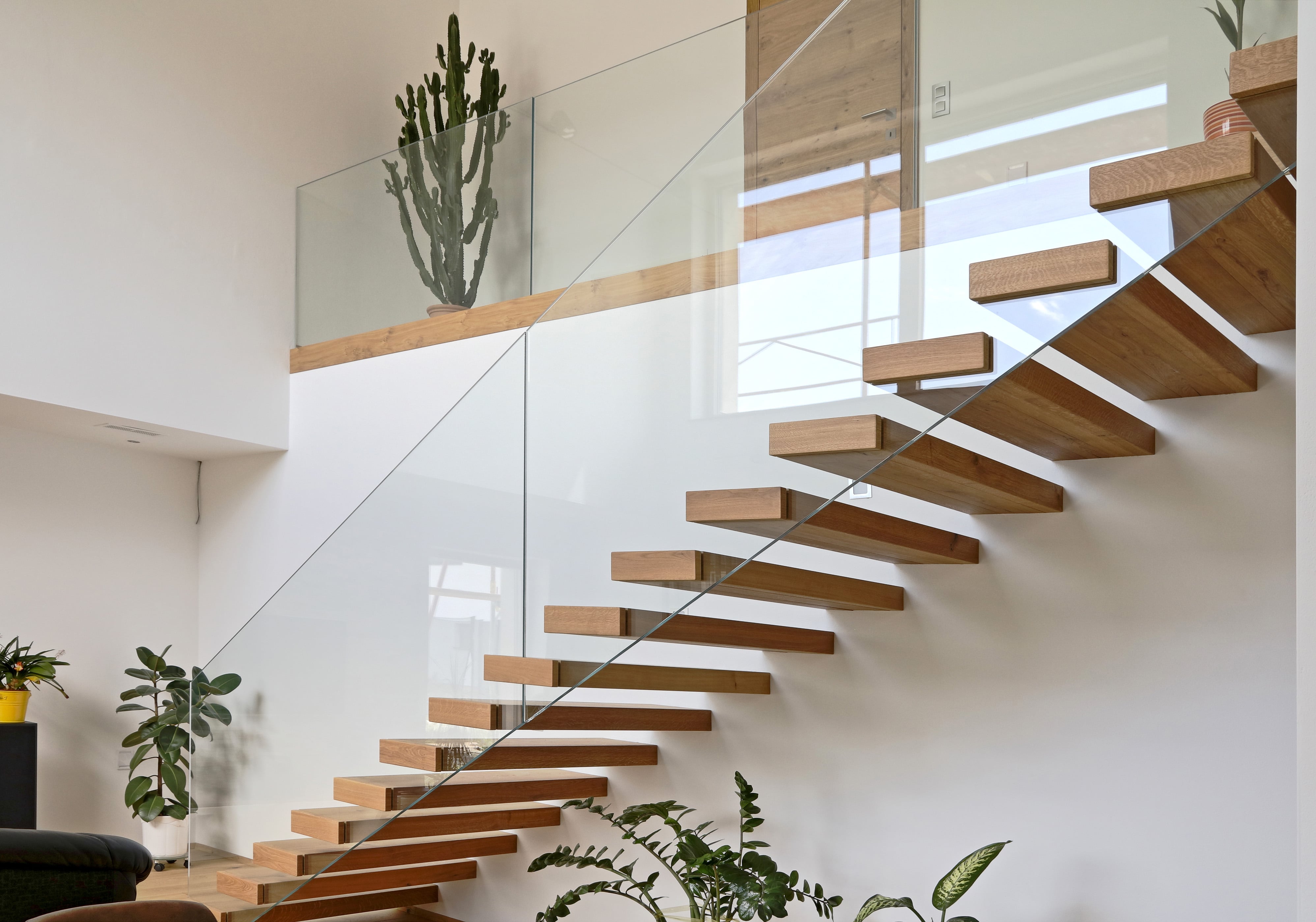 Freitragende Holztreppe mit Glaswand - Bild 3