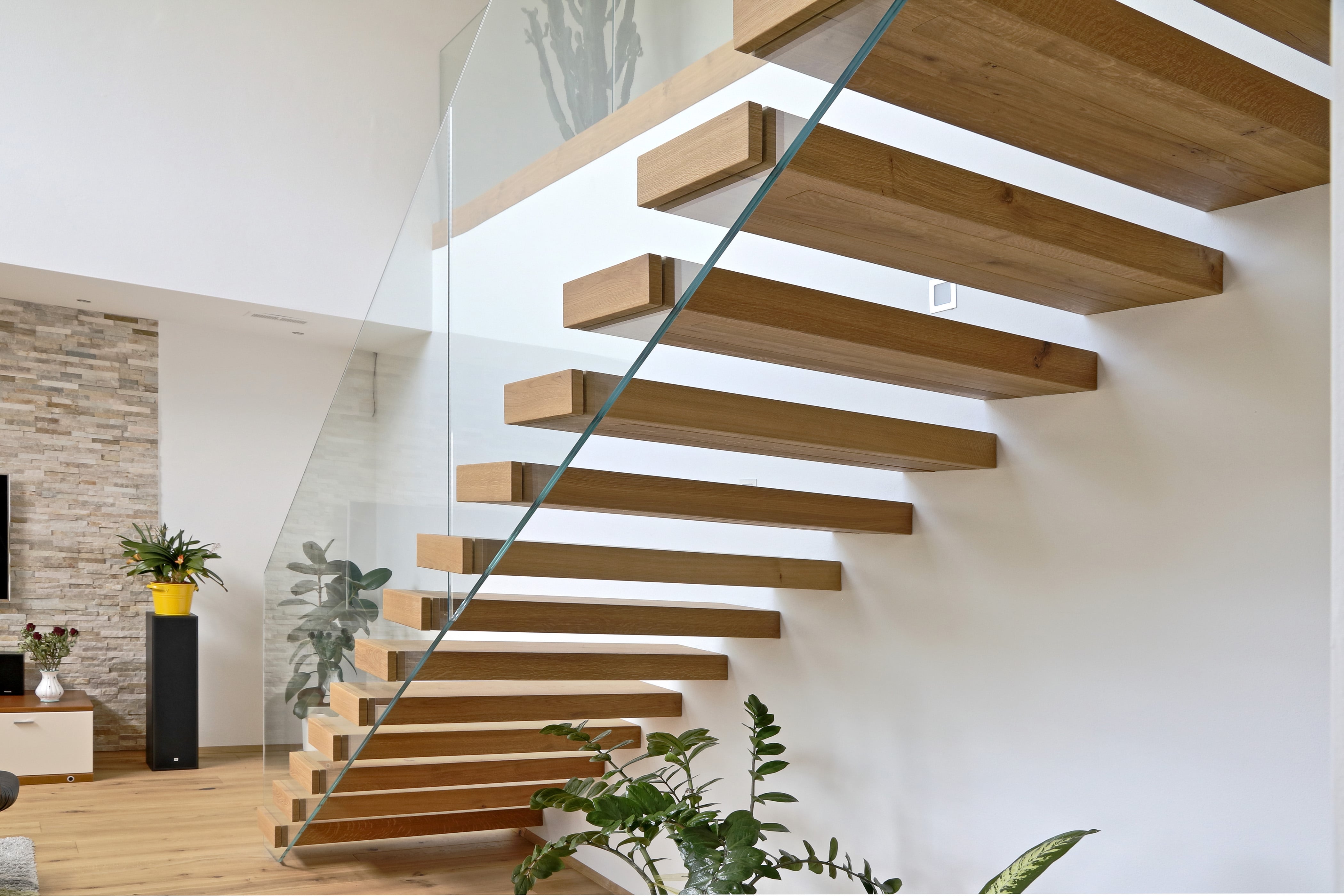 Freitragende Holztreppe mit Glaswand - Bild 4