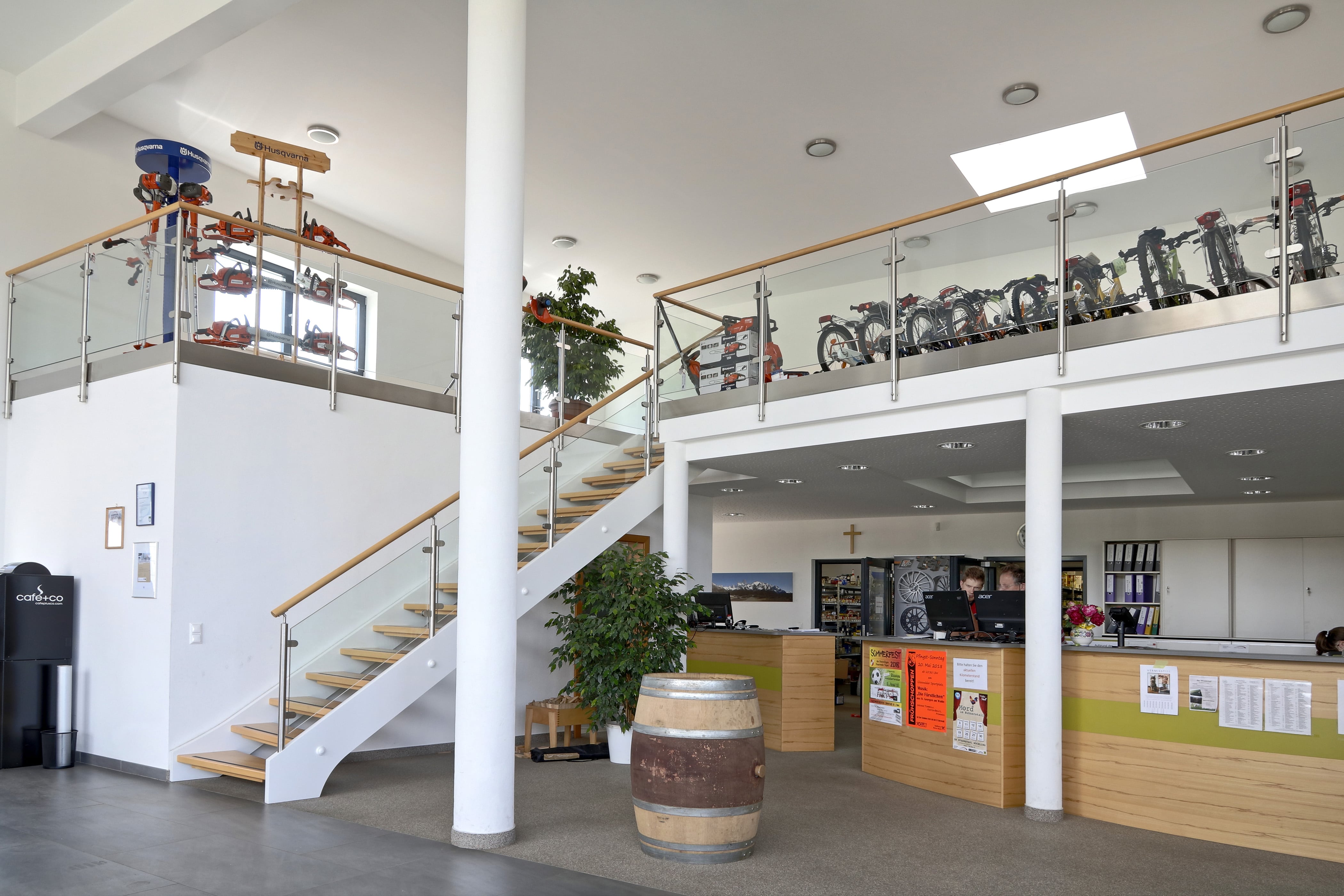 Holztreppe mit Edelstahl und Glas im Schauraum