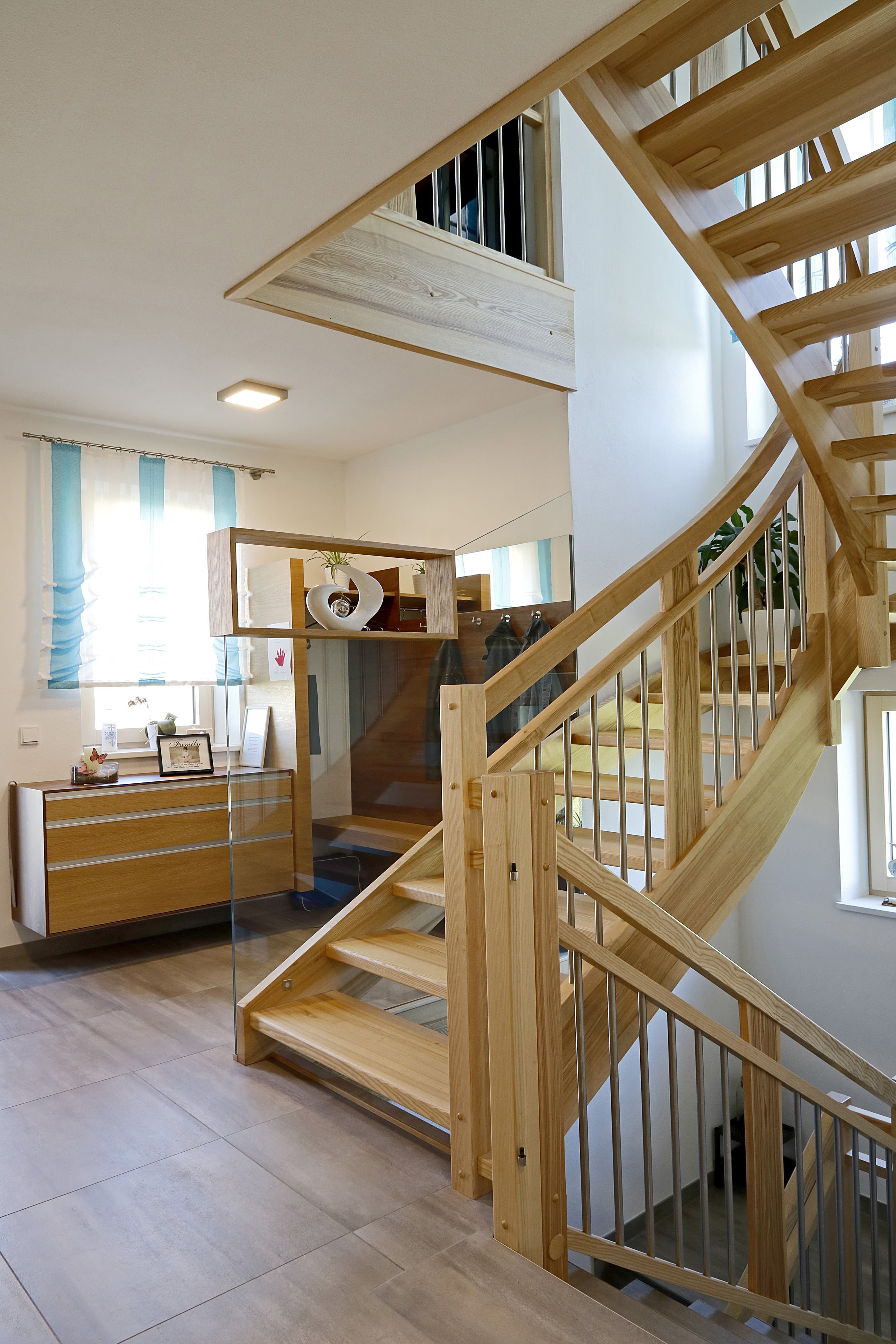 Holztreppe mit Glas und Edelstahlstäben - Bild 2