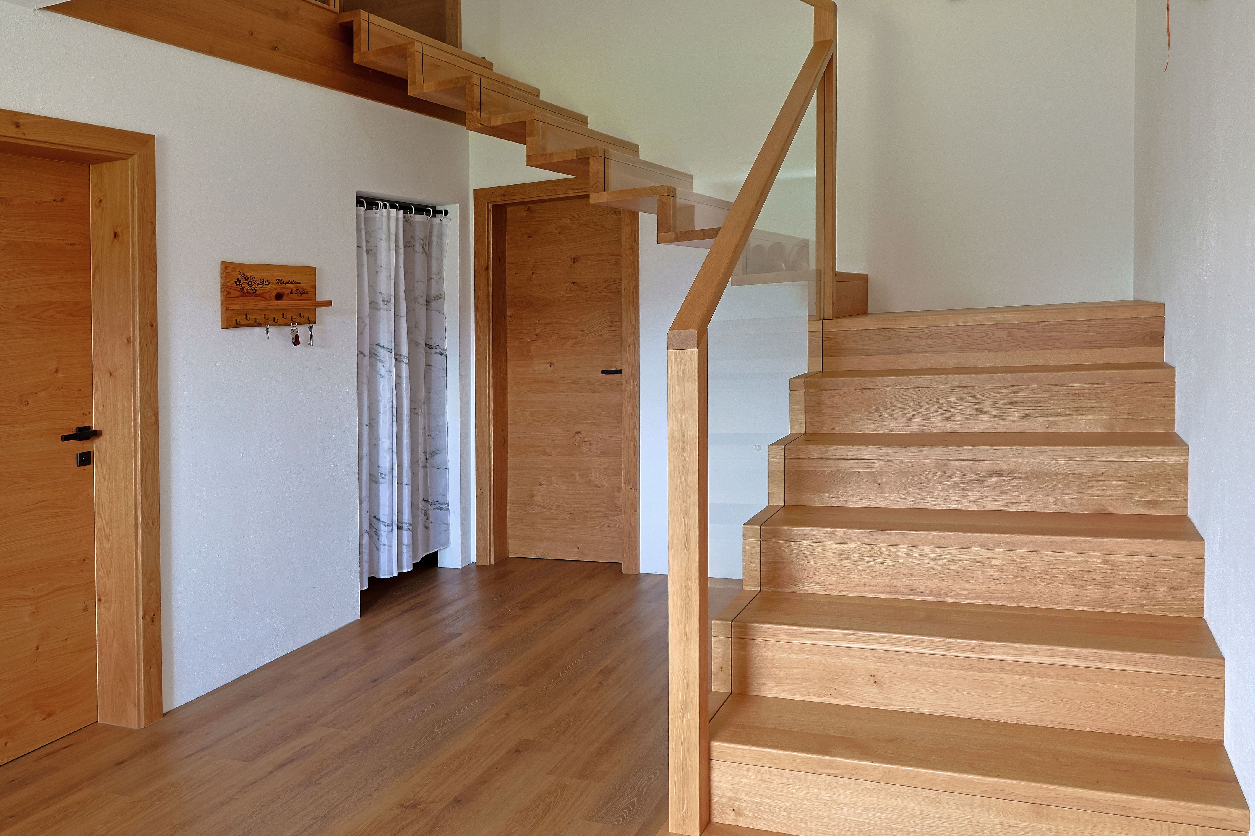 Holztreppe mit Glas und Stauraum - Bild 2