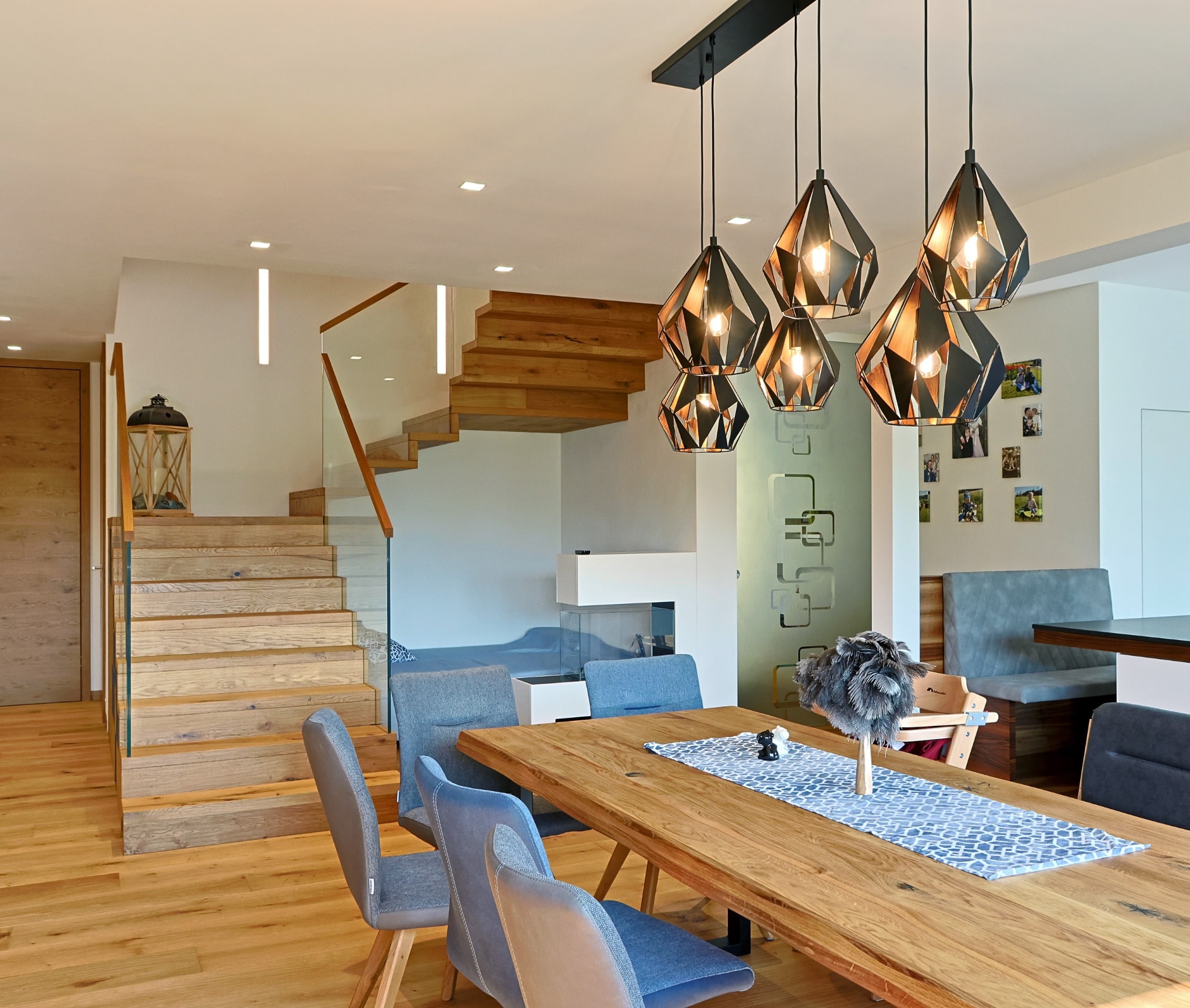 Holztreppe mit Glasgeländer