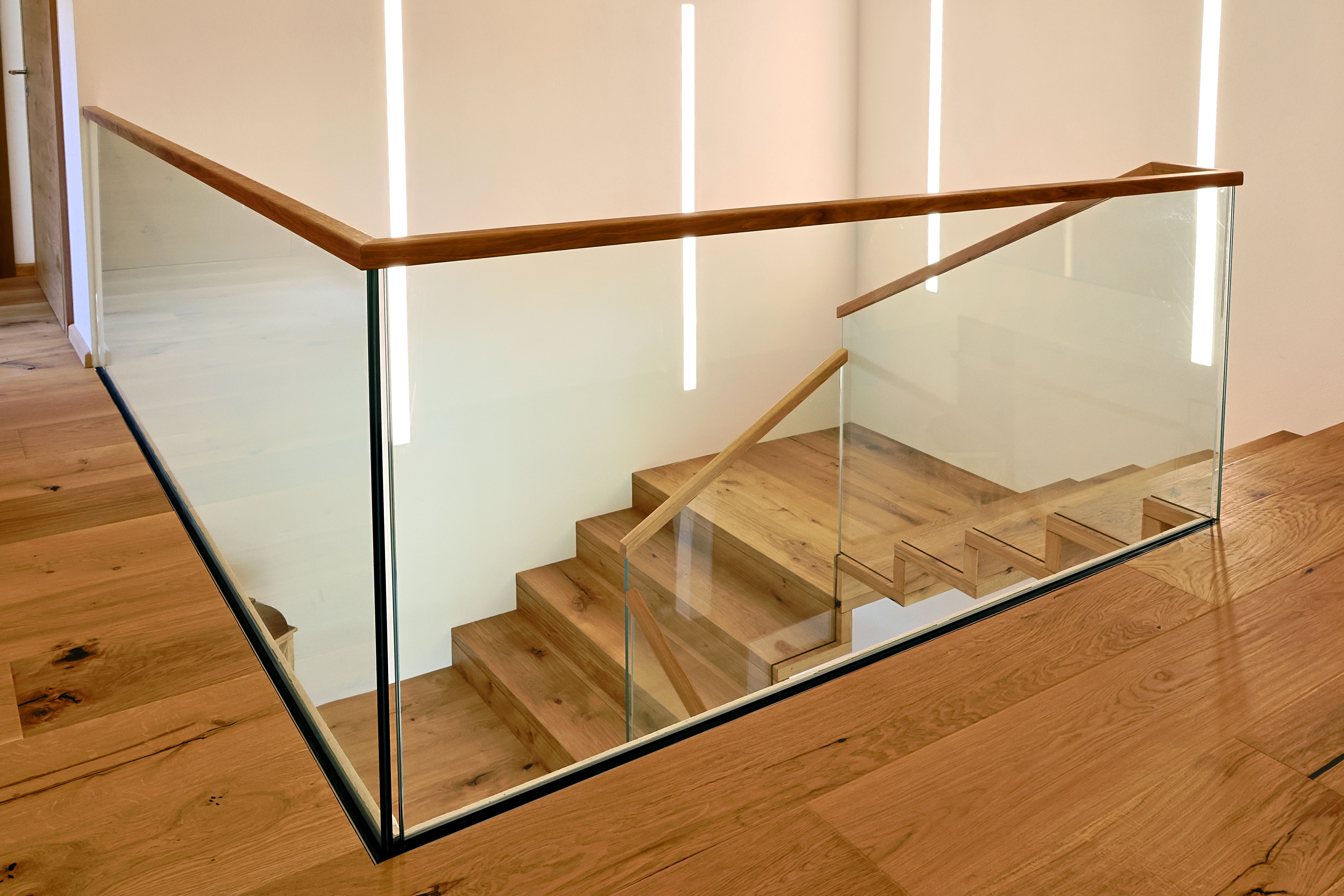 Holztreppe mit Glasgeländer und Stauraum - Bild 3