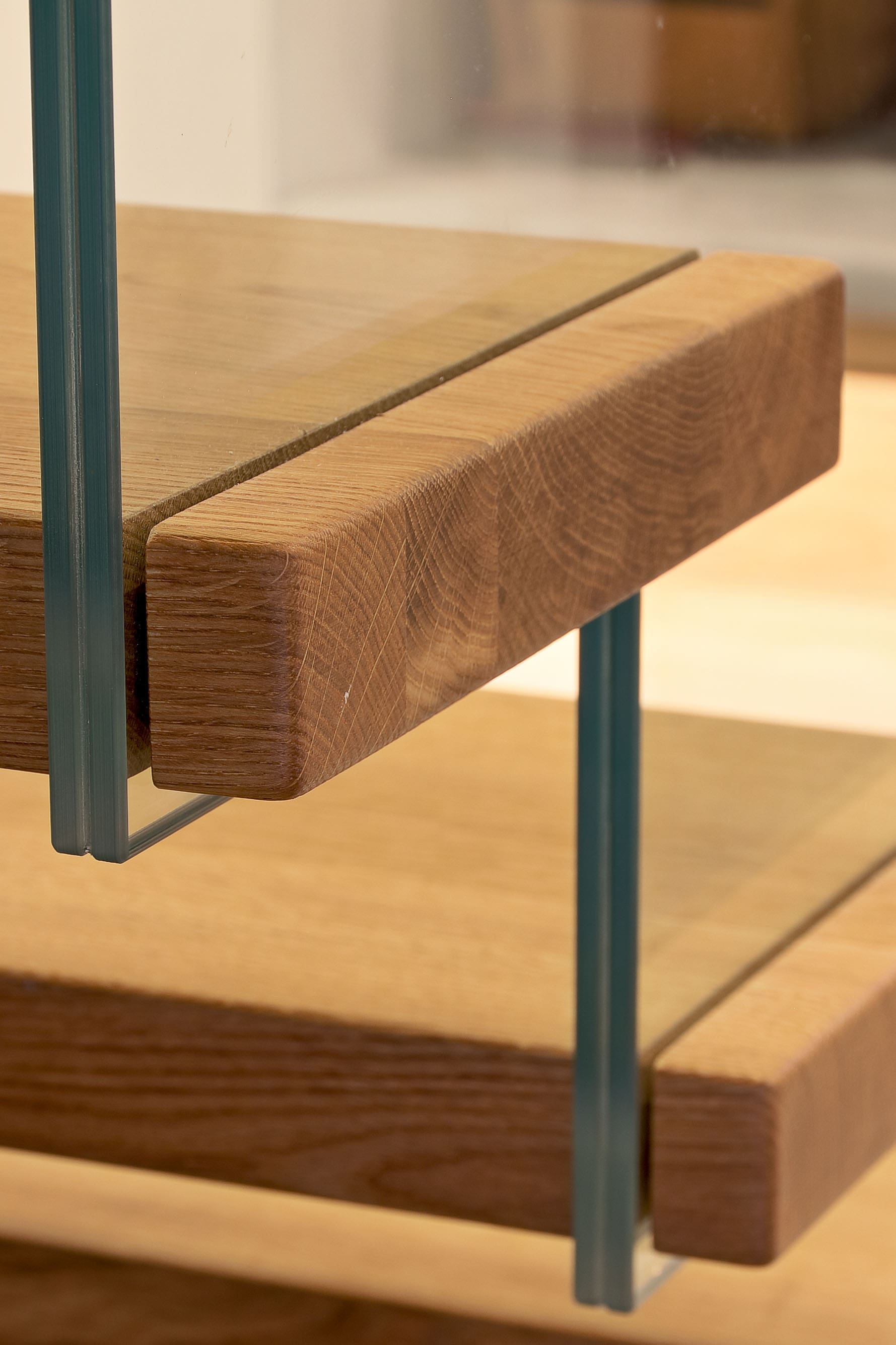 Moderne freitragende Holztreppe mit Glasgeländer und Lichtakzenten - Bild 5