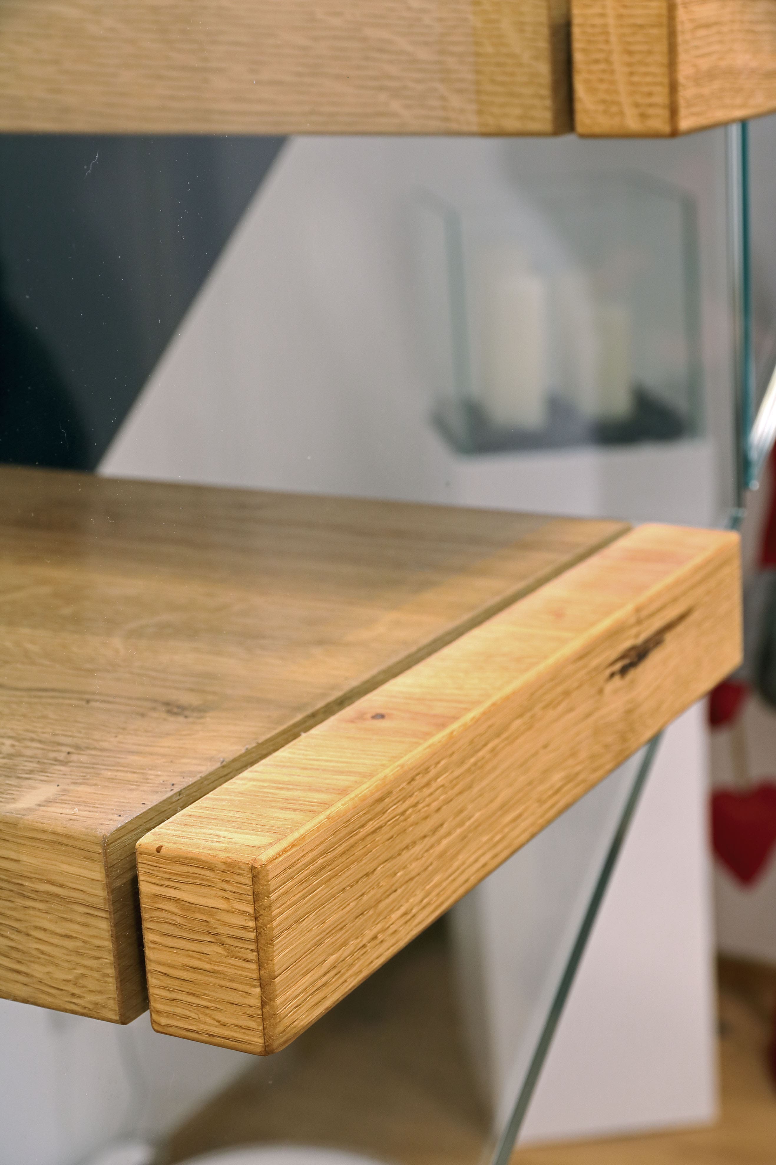 Moderne freitragende Holztreppe mit Glasgeländer - Bild 3