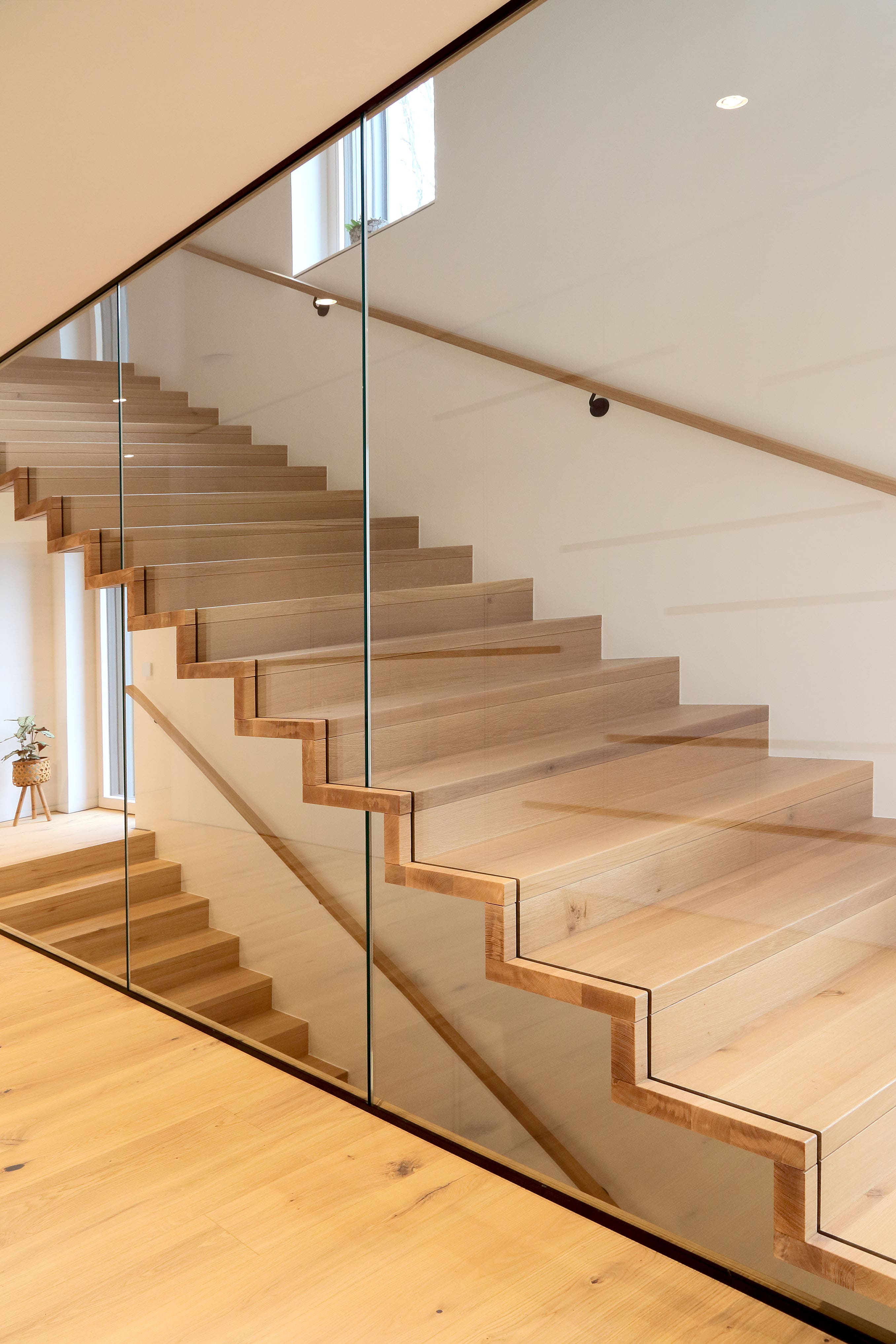 Moderne Holztreppe mit durchgehendem Glasgeländer - Bild 2