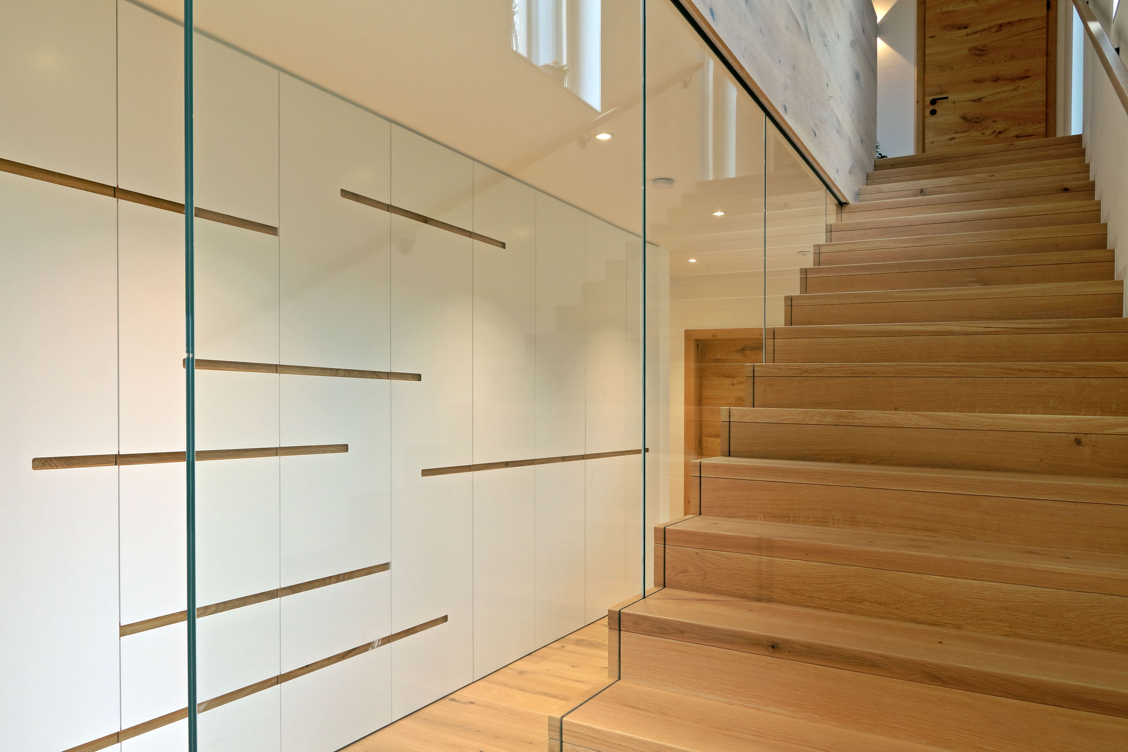 Moderne Holztreppe mit durchgehendem Glasgeländer - Bild 4