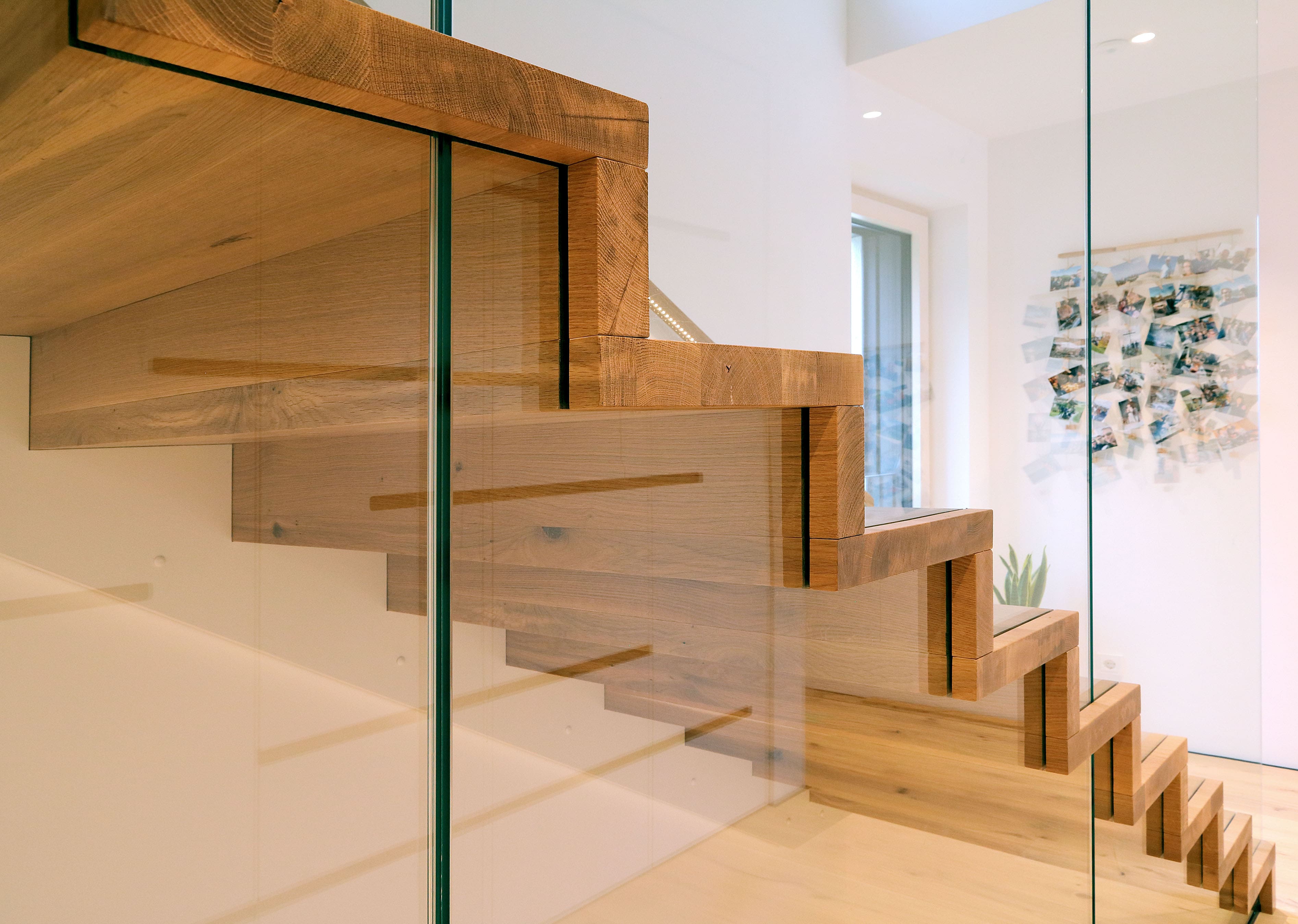 Moderne Holztreppe mit durchgehendem Glasgeländer - Bild 5