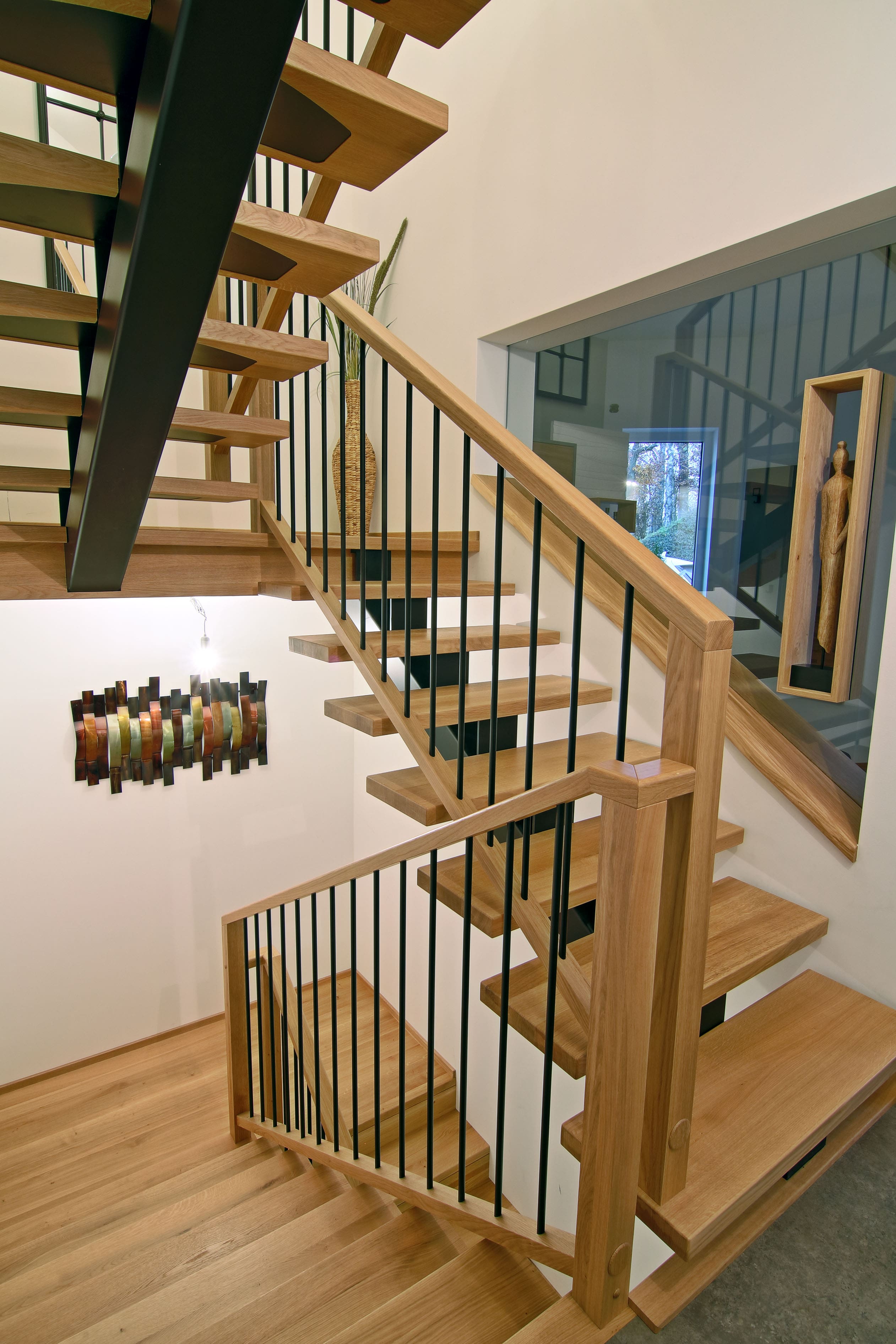 Moderne Holztreppe mit Stahl und Eichenstufen - Bild 2