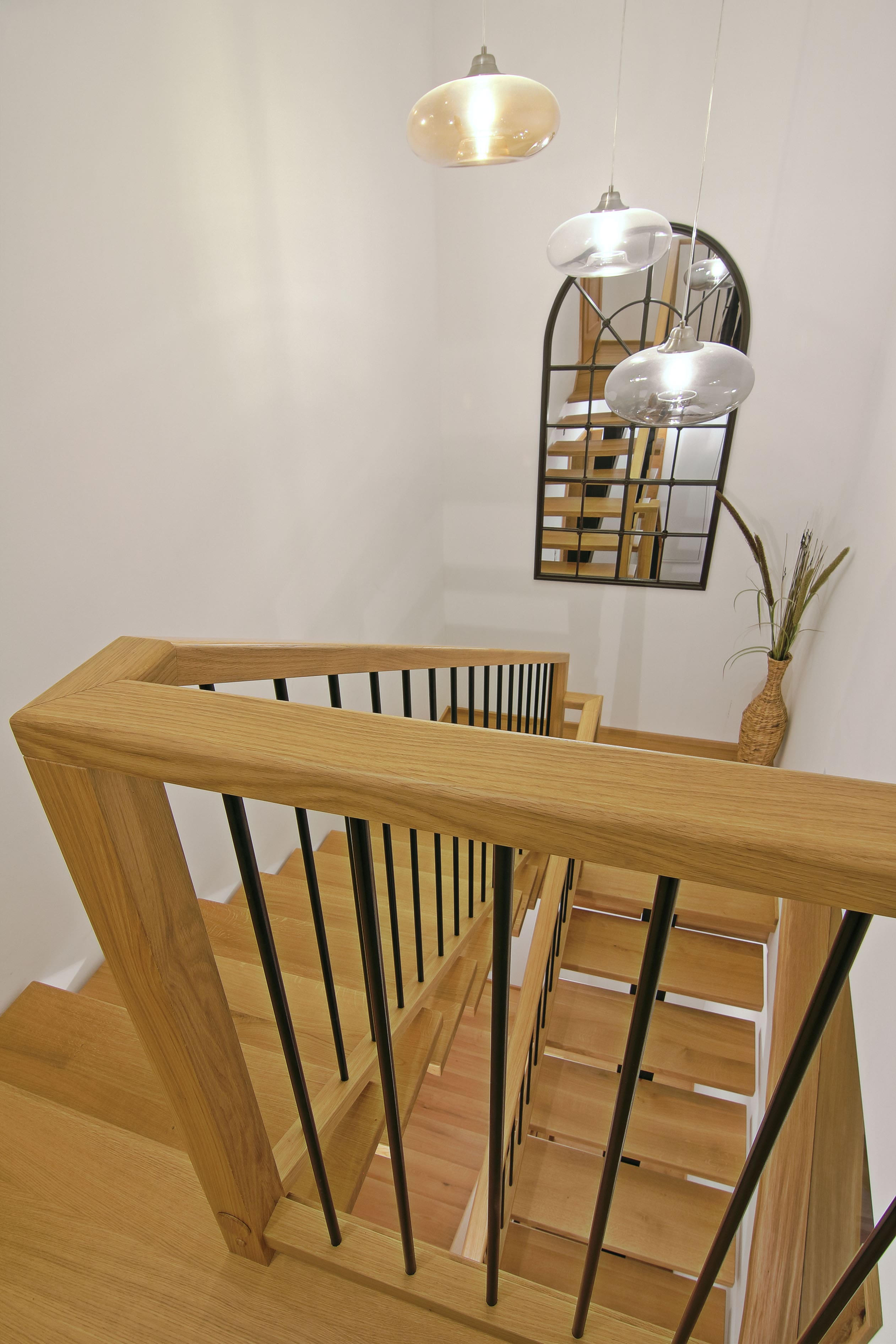 Moderne Holztreppe mit Stahl und Eichenstufen - Bild 3