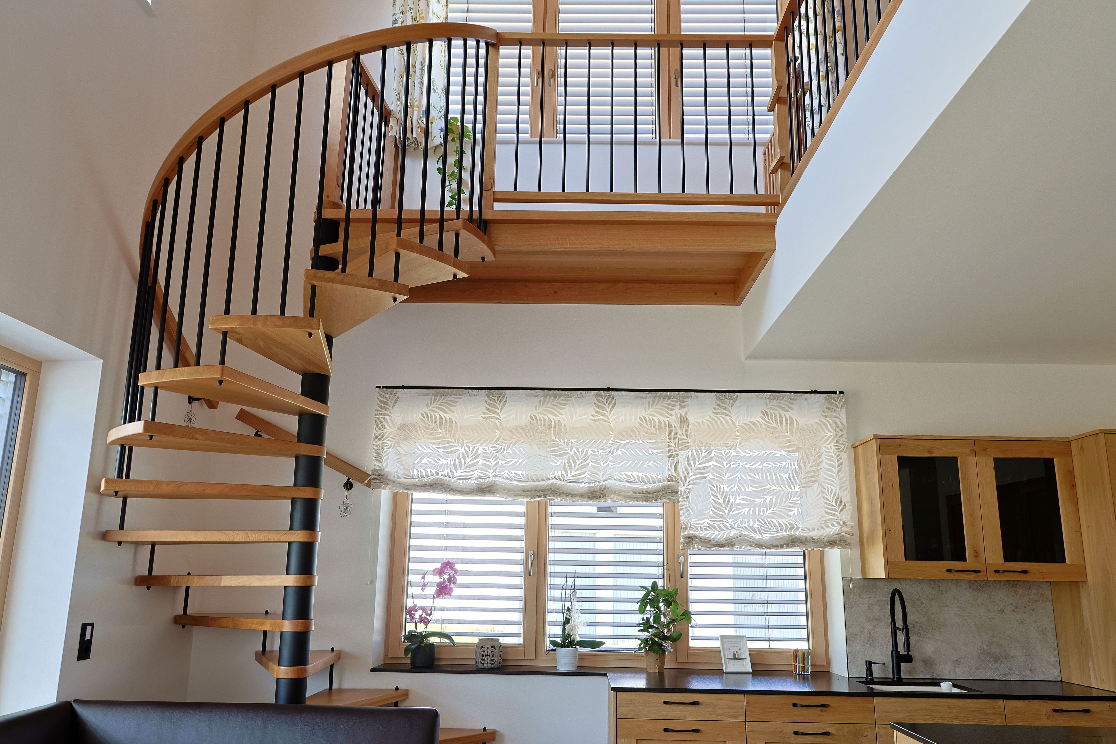 Wendeltreppe aus Holz mit Metallstäbchen