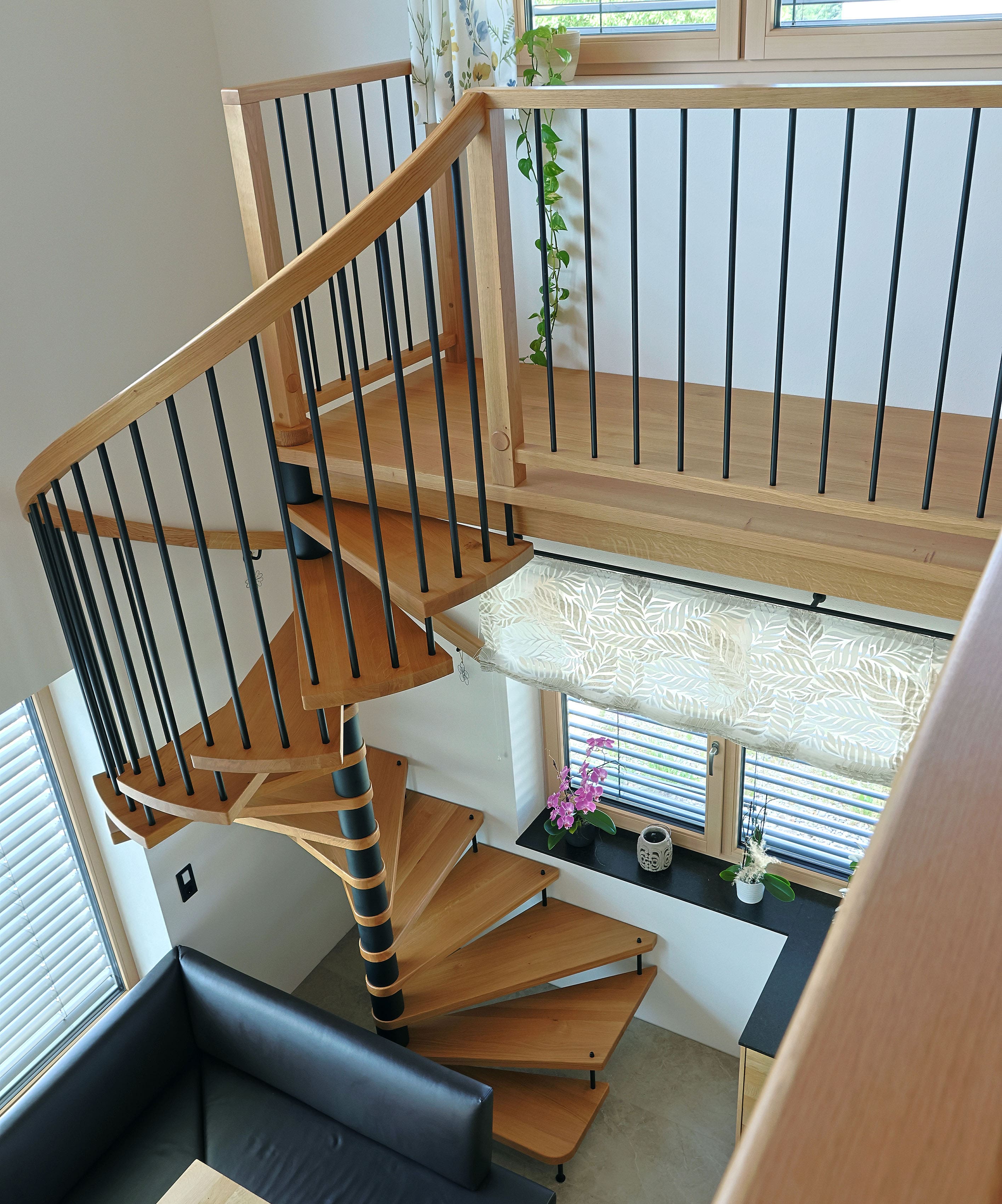 Wendeltreppe aus Holz mit Metallstäbchen - Bild 2