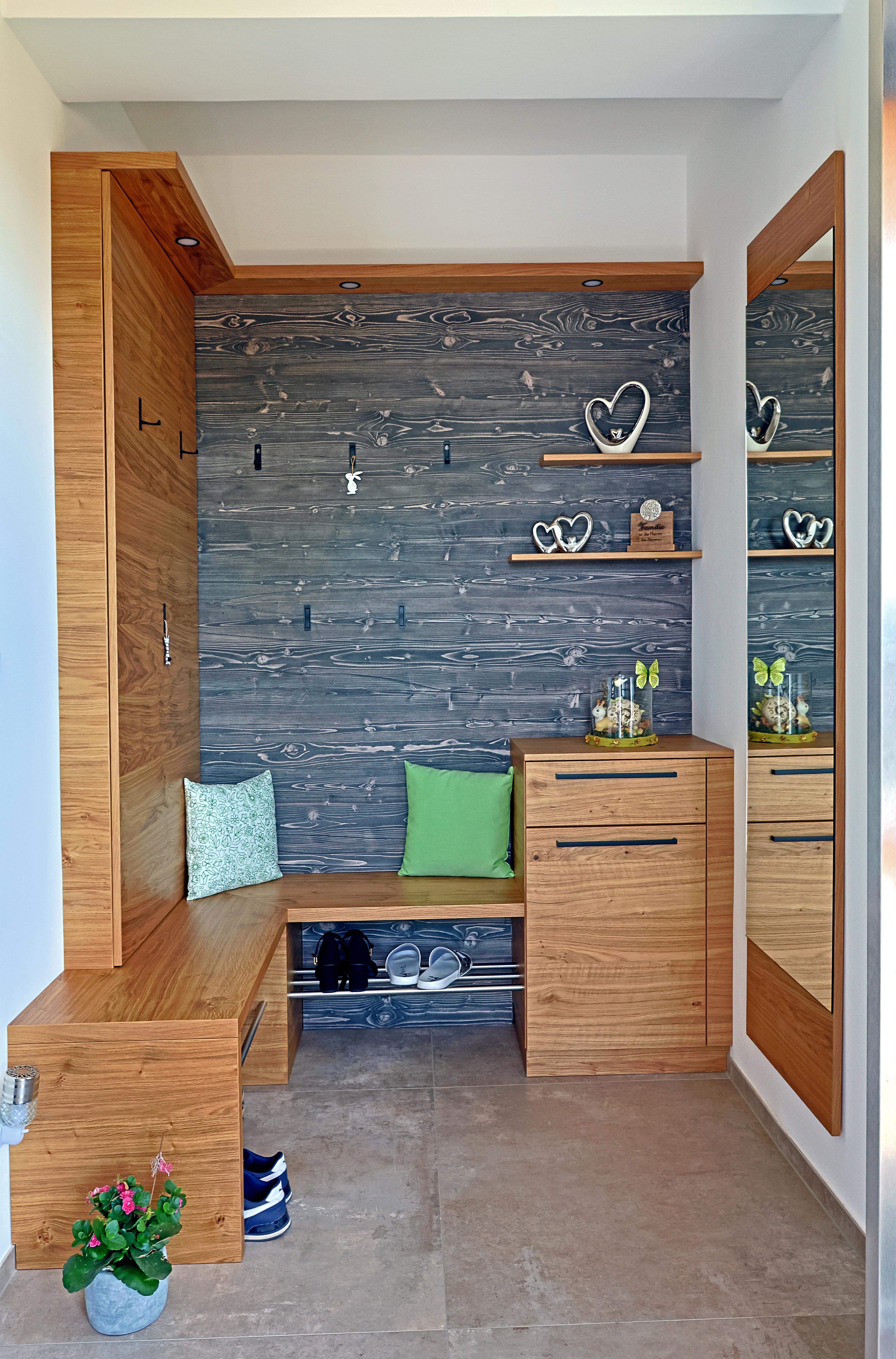 Garderobe aus Eiche und Altholzoptik
