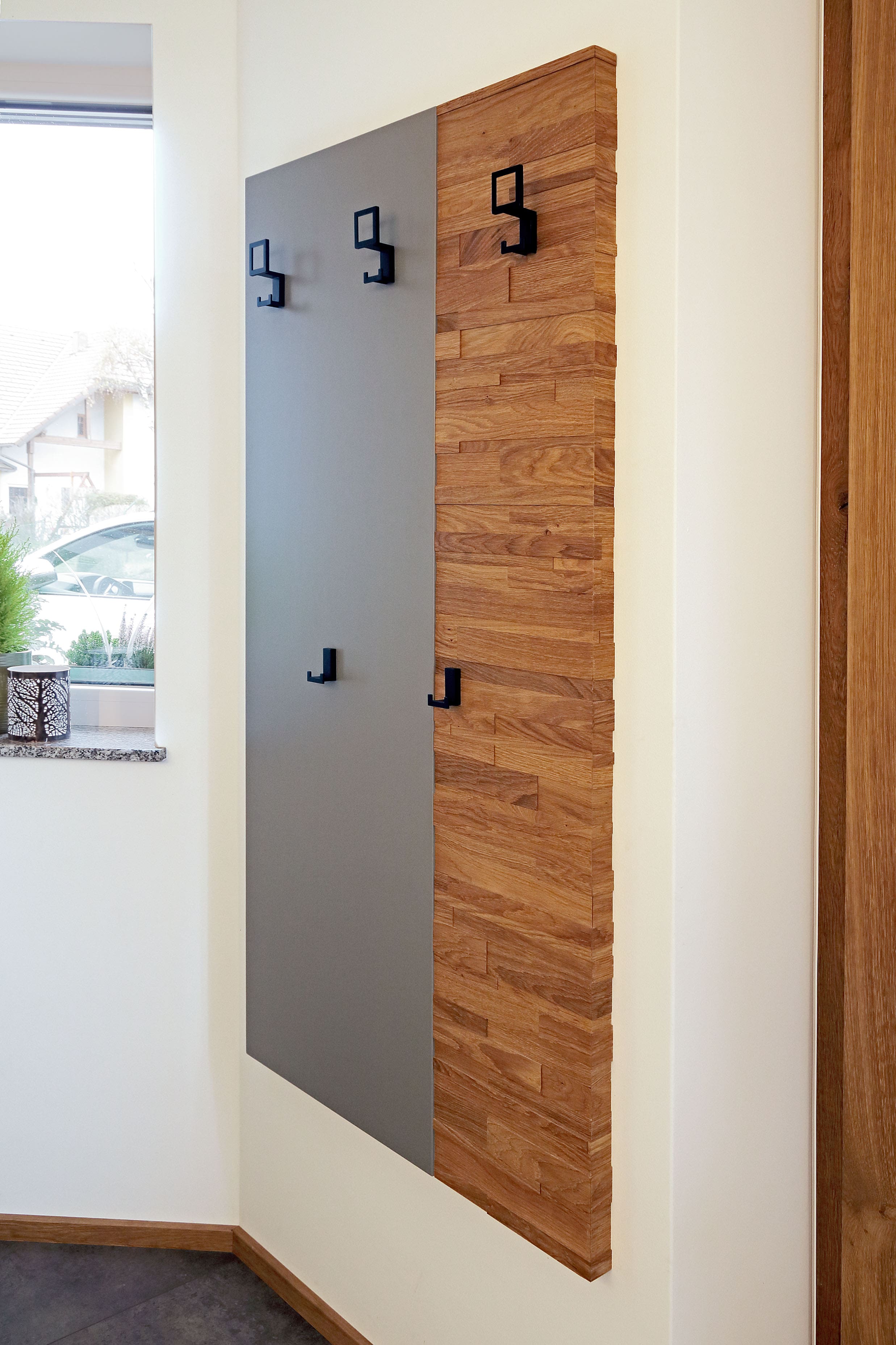 Garderobenpaneel aus Eiche und Grau