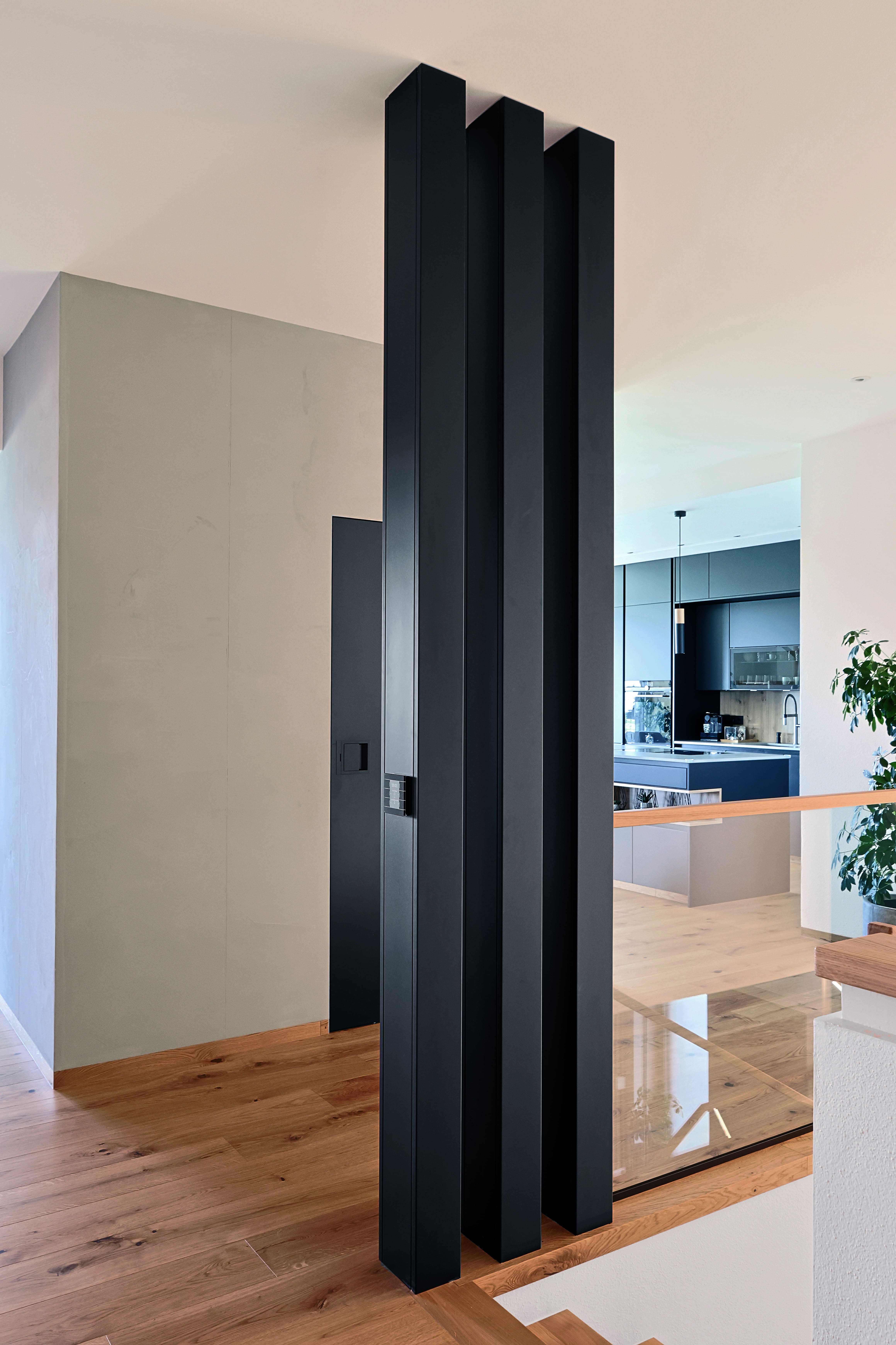 Schwarze Raumtrennung aus Lamellen